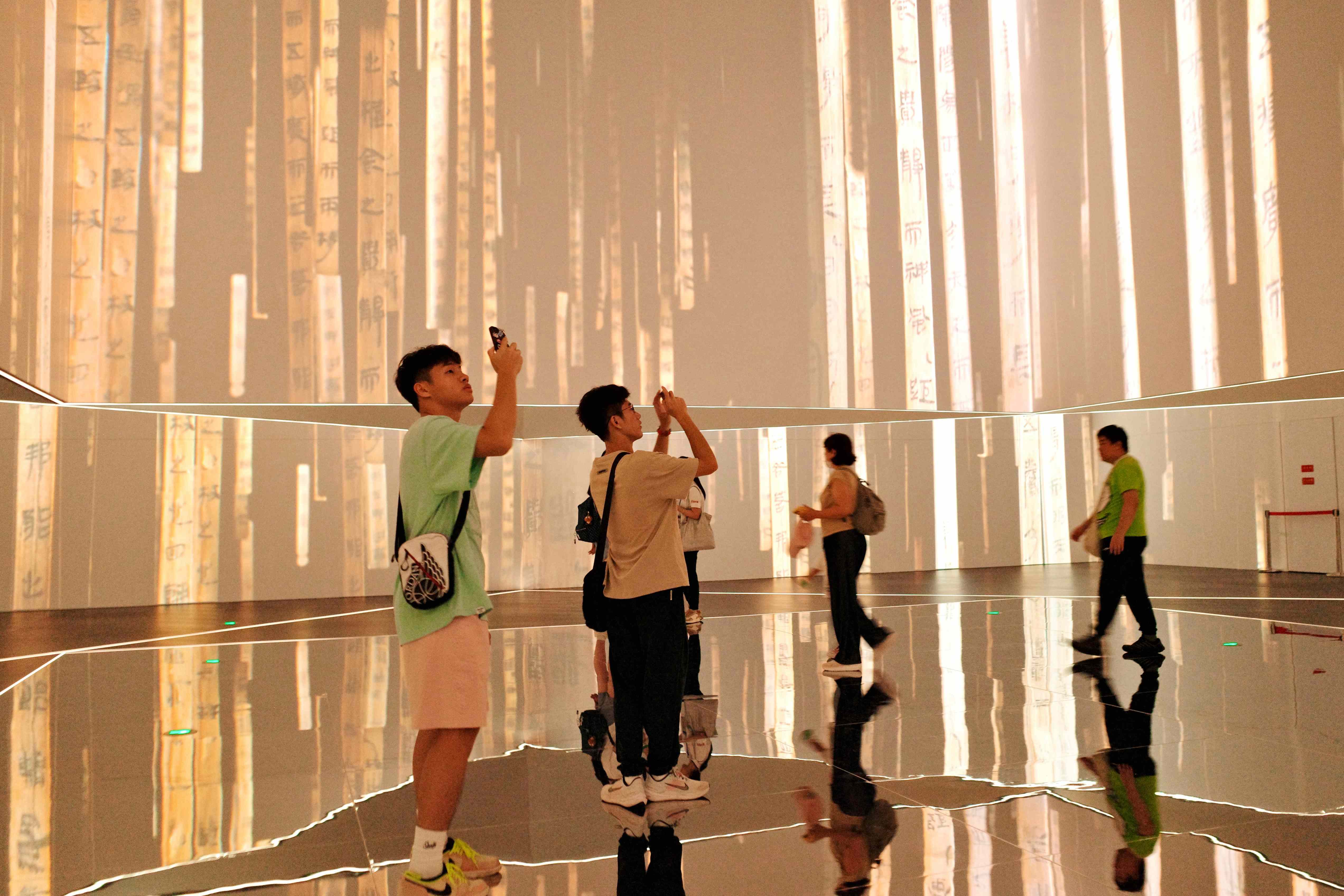 觀眾在湖南博物院沉浸式觀展。人民網(wǎng)記者 劉微攝