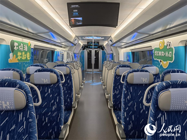 我國首列氫能源市域列車由位于吉林省的中車長客股份有限公司自主研制，該列車不燒油，不取電，可實現(xiàn)零碳排放。人民網(wǎng)記者 馬俊華攝