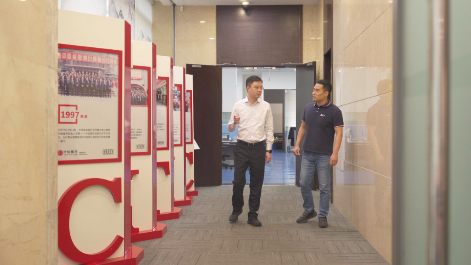 中信銀行成都分行行長(zhǎng)助理李一（左）接受采訪。人民網(wǎng)記者 王紹紹攝