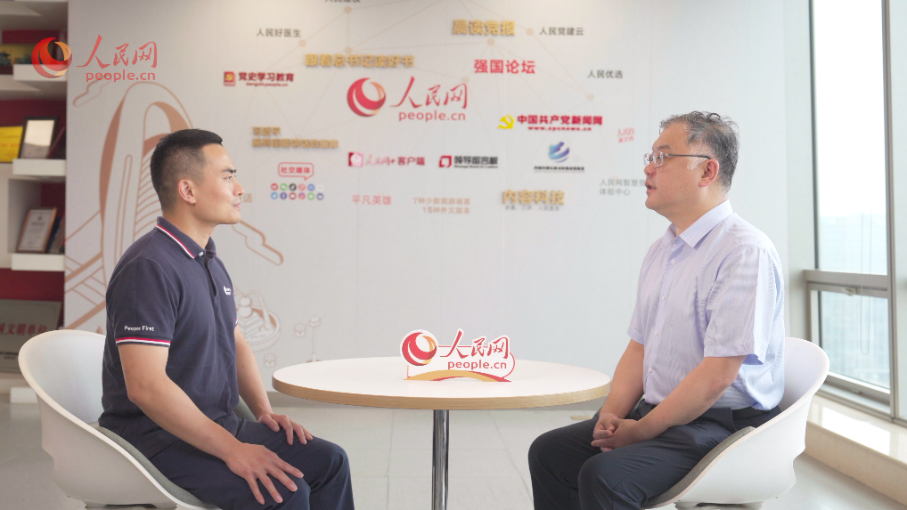 中共中央黨校（國(guó)家行政學(xué)院）國(guó)家治理教研部副主任李江濤（右）接受采訪。人民網(wǎng)記者 王紹紹攝