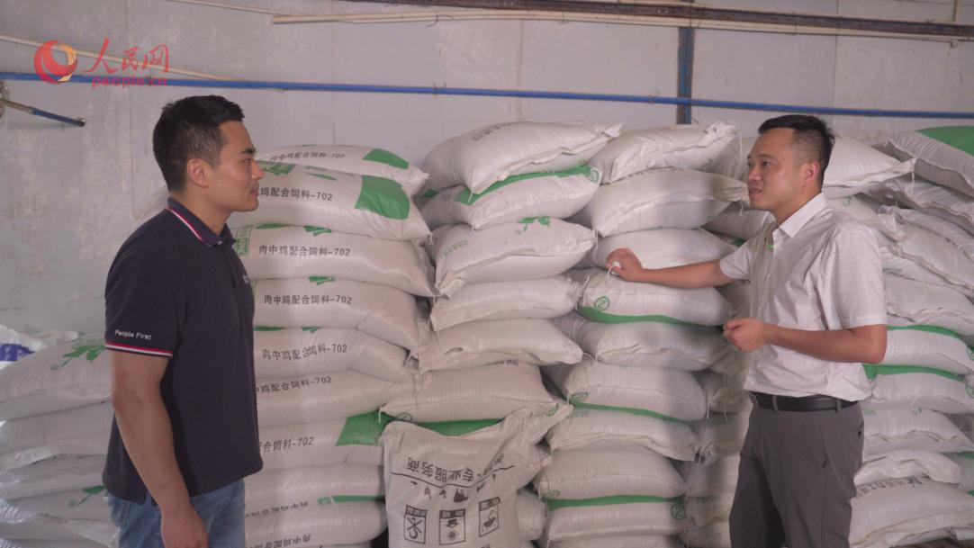 文圣農(nóng)業(yè)開(kāi)發(fā)有限公司任志軍（右）接受采訪。人民網(wǎng)記者 王紹紹攝