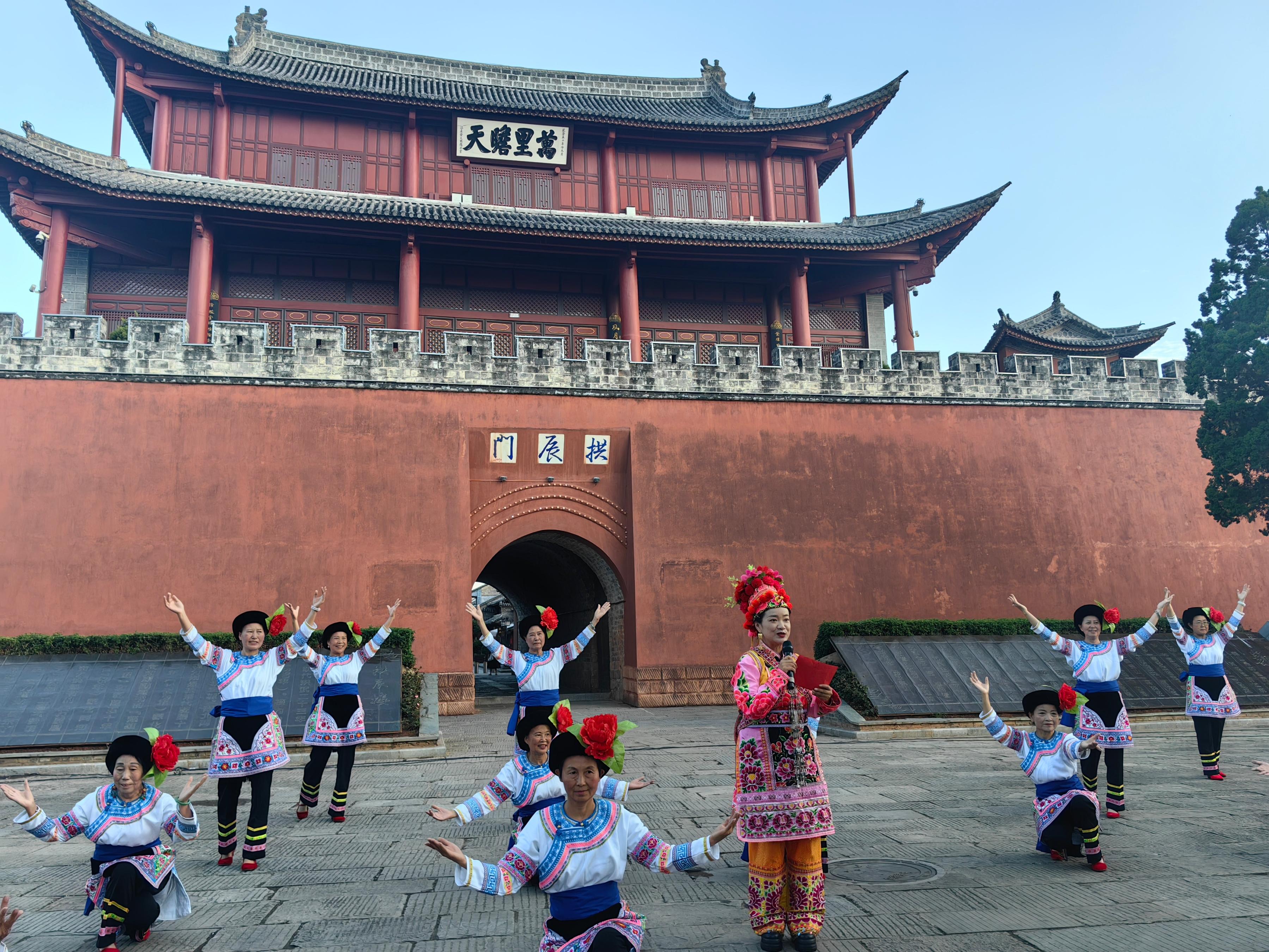 云南大理巍山舉辦普法宣傳活動。人民網(wǎng)記者 孝金波攝