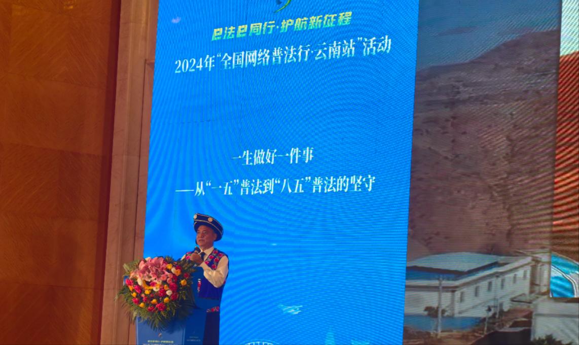 李學(xué)平分享普法的故事。人民網(wǎng)記者 孝金波攝