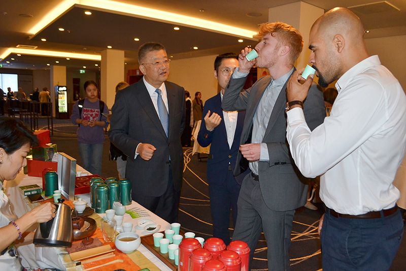 參會嘉賓品鑒貴州茶。貴州省互聯(lián)網(wǎng)信息辦公室供圖