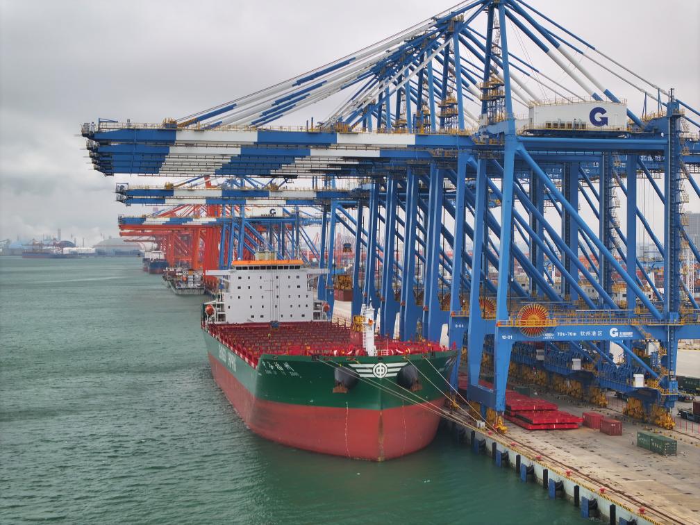 2月23日拍攝的廣西北部灣港欽州港區(qū)的碼頭堆場（無人機照片）。新華社記者 周華 攝