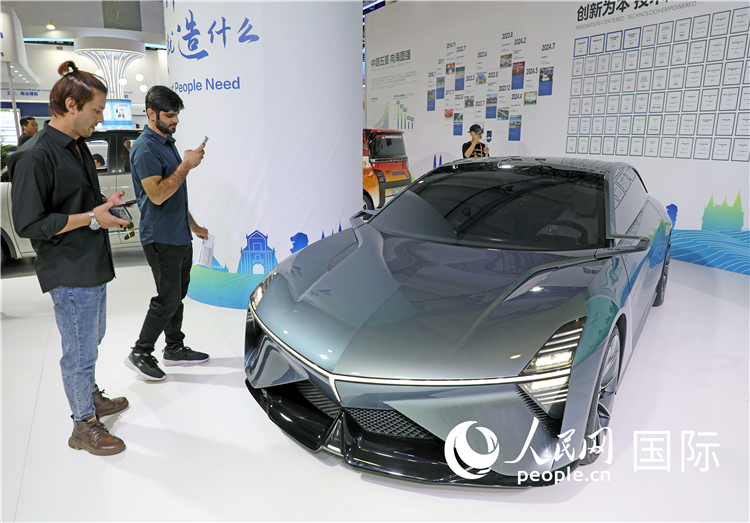 東博會上，上汽通用五菱展出的一款名為“東盟之光”的新能源概念車吸引參觀者駐足。人民網(wǎng)記者趙益普攝