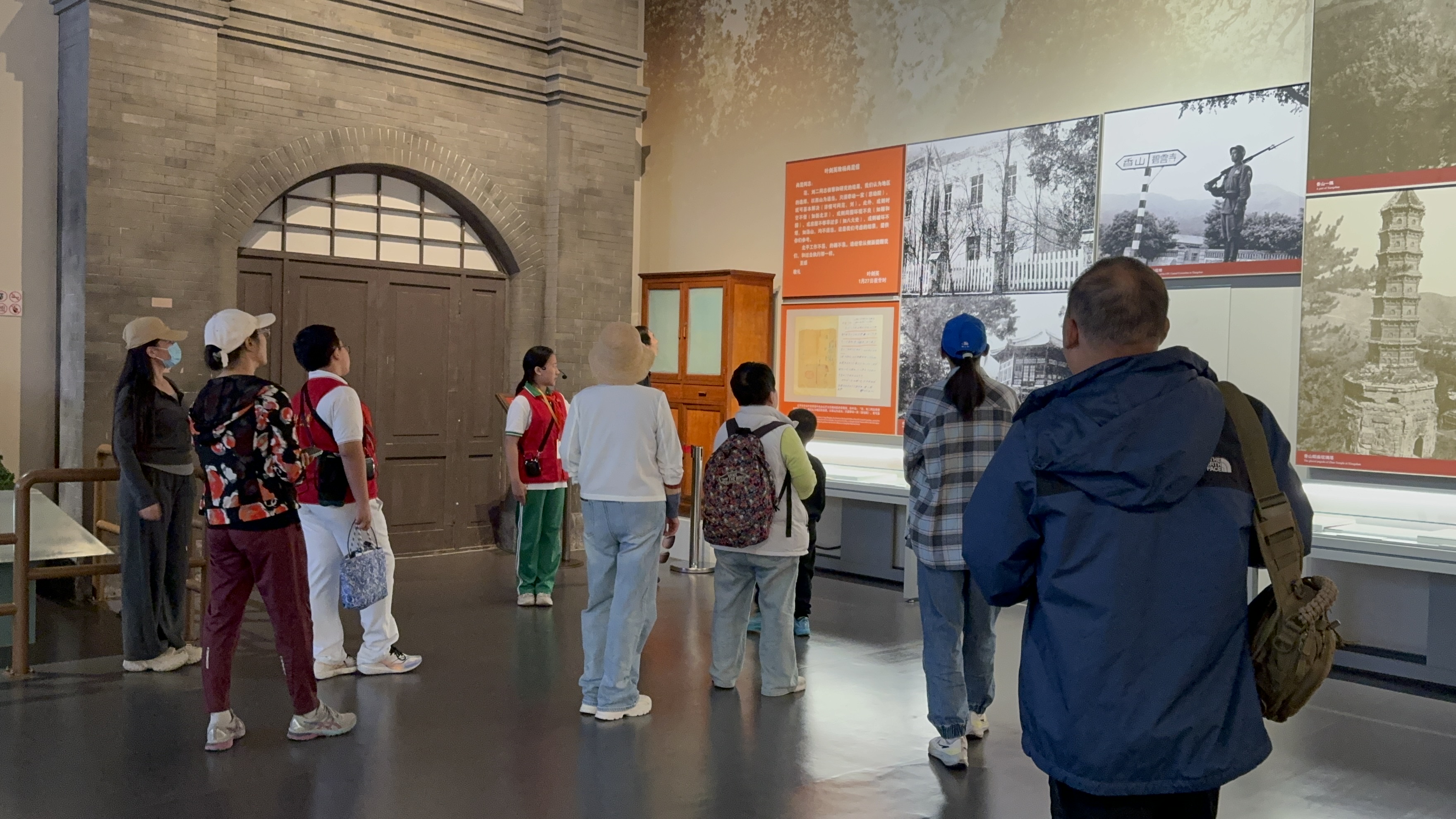 10月4日，北京香山革命紀(jì)念館內(nèi)，一名“紅領(lǐng)巾志愿者”正在為參觀者講解。人民網(wǎng)記者 劉微攝