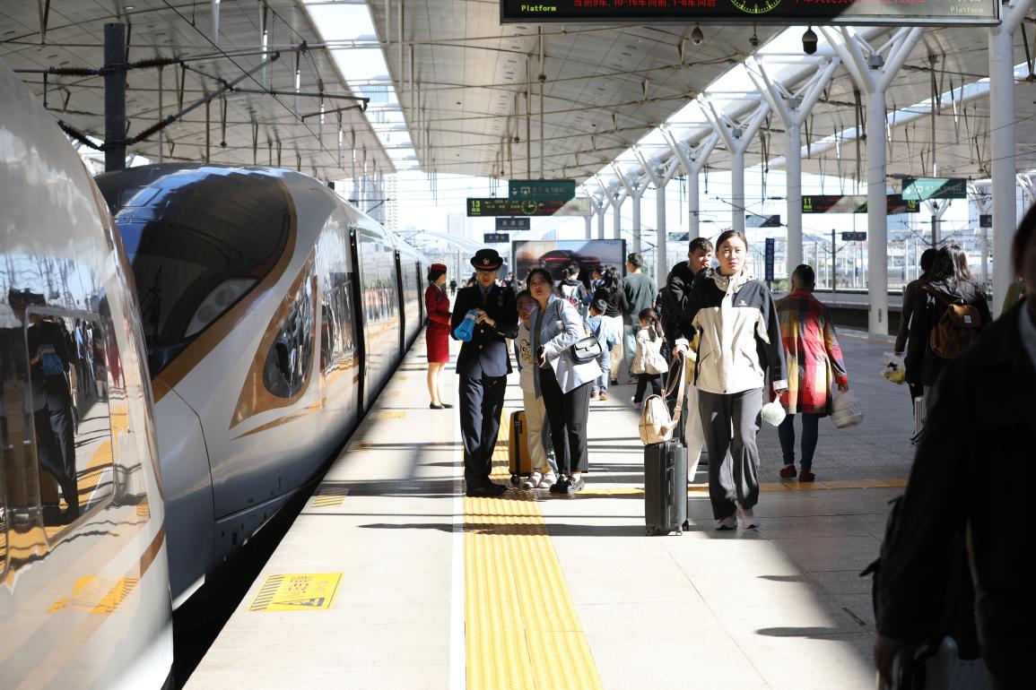 旅客在站臺(tái)準(zhǔn)備乘車。受訪方供圖