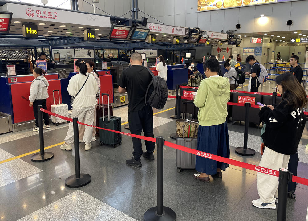 旅客在首都機(jī)場(chǎng)排隊(duì)辦理登機(jī)手續(xù)。人民網(wǎng)記者 喬雪峰攝