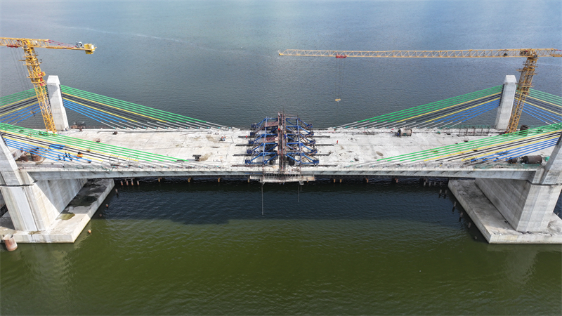 圖為馬古富力大橋合龍現(xiàn)場(chǎng)。中土東非公司供圖