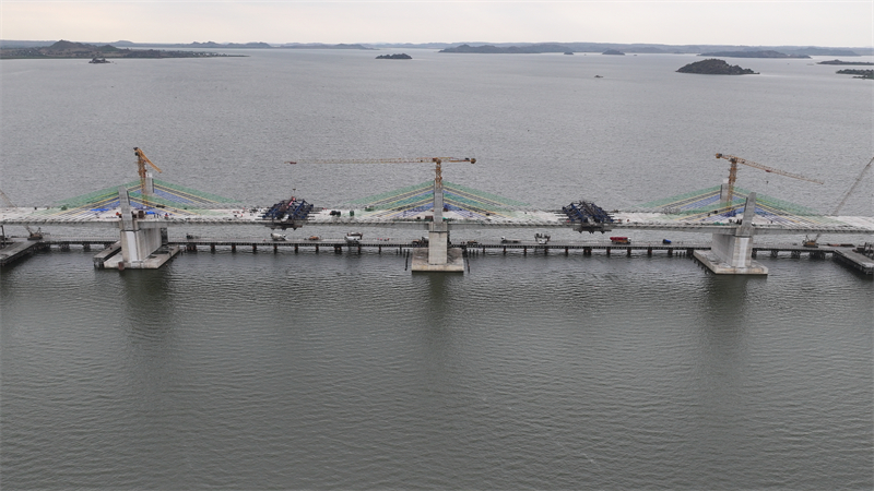 圖為馬古富力大橋合龍現(xiàn)場(chǎng)。中土東非公司供圖