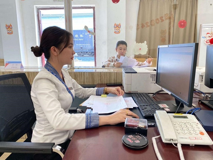 春節(jié)期間，中老鐵路員工堅守崗位，保障鐵路運行安全、暢通。李加勇攝