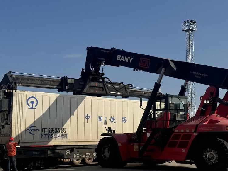 春節(jié)期間，起重機吊裝即將發(fā)運的冷鏈集裝箱。李加勇攝