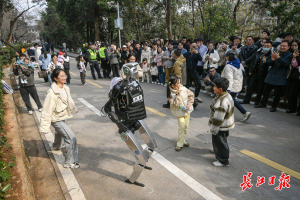 “智警小珞”人形機器人和小朋友們斗舞。長江日報記者史偉 攝