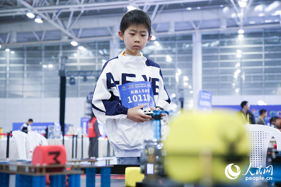 參加2025數(shù)字中國創(chuàng)新大賽青少年AI機器人賽道決賽的小選手。人民網(wǎng)記者 焦艷攝