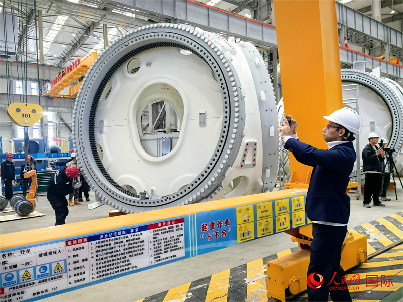 外媒記者參觀位于烏蘭察布察哈爾高新技術(shù)開(kāi)發(fā)區(qū)的運(yùn)達(dá)風(fēng)電裝備制造廠房。人民網(wǎng) 楊春燕攝