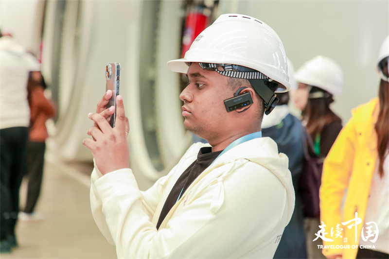 斐濟(jì)廣播公司記者尼基爾·庫(kù)馬爾（Nikhil Kumar）參觀運(yùn)達(dá)風(fēng)電裝備制造廠房。環(huán)球網(wǎng)供圖