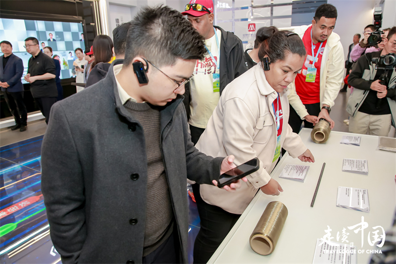 菲律賓《商業(yè)鏡報(bào)》蔡辰威（左）在烏蘭察布察哈爾高新技術(shù)開(kāi)發(fā)區(qū)聽(tīng)取講解。環(huán)球網(wǎng)供圖