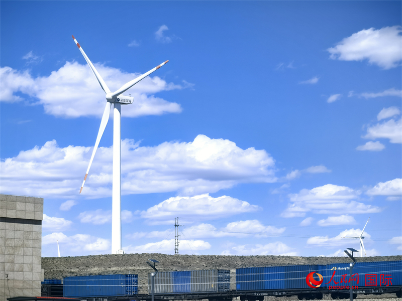 烏蘭察布烏蘭哈達(dá)火山附近的風(fēng)力渦輪發(fā)電機(jī)。人民網(wǎng) 楊春燕攝