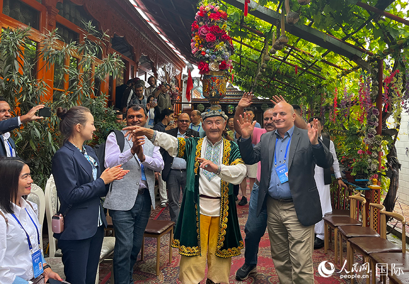 5月24日，外國(guó)媒體人在伊寧市喀贊其民俗旅游區(qū)參觀體驗(yàn)。 人民網(wǎng)記者 翟轉(zhuǎn)麗攝