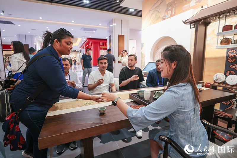 5月25日，外國(guó)媒體人在霍爾果斯國(guó)際邊境合作中心中國(guó)文化館參觀。人民網(wǎng)記者 張武軍攝