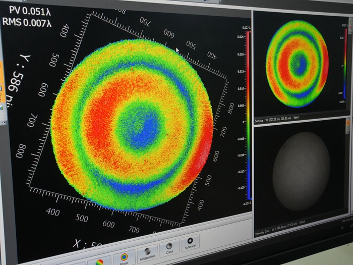屏幕上清晰顯示著光學(xué)元器件的打磨程度。人民網(wǎng)記者 李洋攝