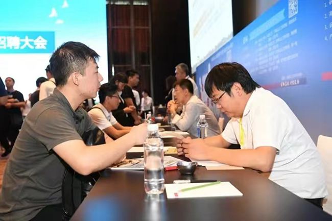 光電產(chǎn)業(yè)人才招聘會。人民網(wǎng)記者 李洋攝