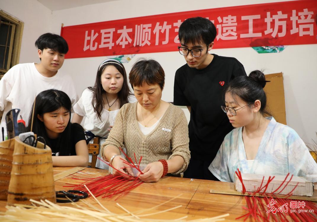 直播助農(nóng)、健康義診、扮靚街巷……青年學(xué)子暑期返鄉(xiāng)服務(wù)桑梓