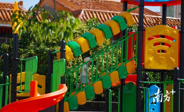 崖口村近年來也大力發(fā)展村里的基礎(chǔ)設(shè)施建設(shè)，尤其為老人和小孩提供更多的休閑娛樂場所。