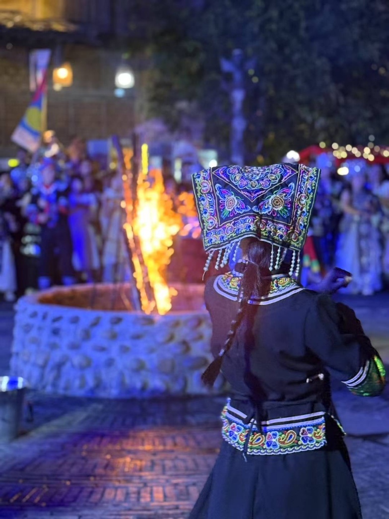 2025年7月，貴州烏江寨“萬(wàn)人打跳夜”現(xiàn)場(chǎng)。受訪者供圖