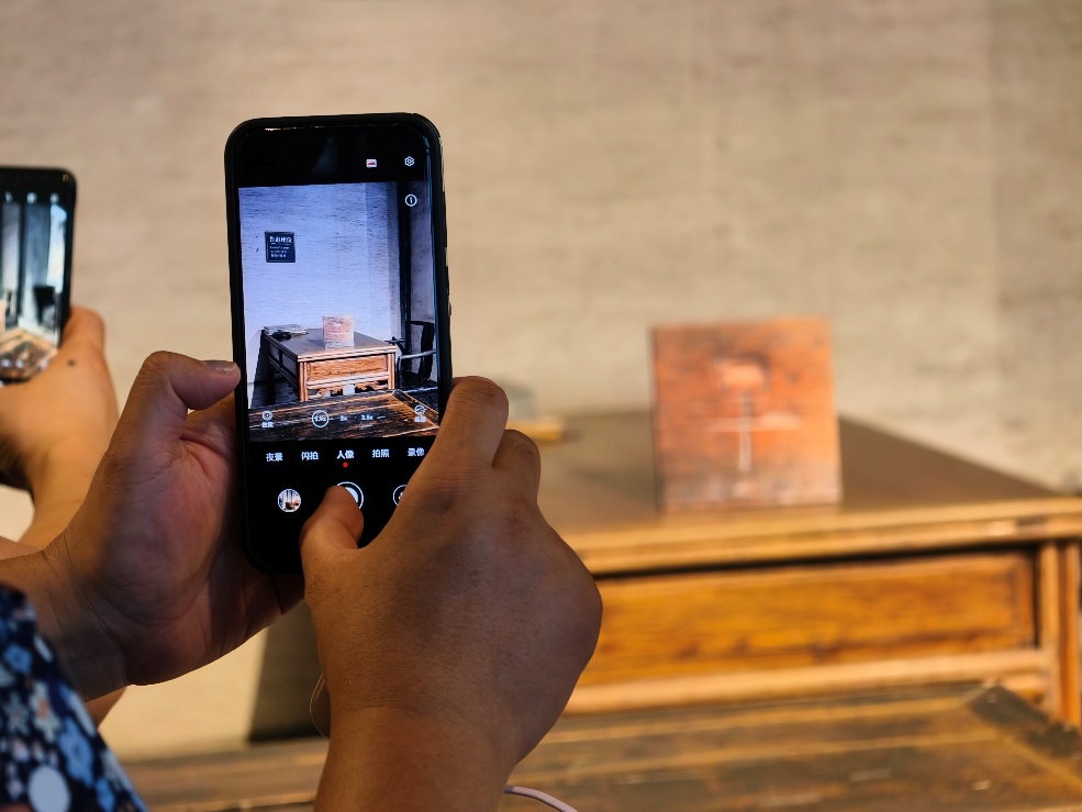 2025年7月15日，暑期研學(xué)團(tuán)小朋友在浙江省紹興市三味書屋拍攝魯迅讀書座位及課桌上的“早”字。受訪者供圖