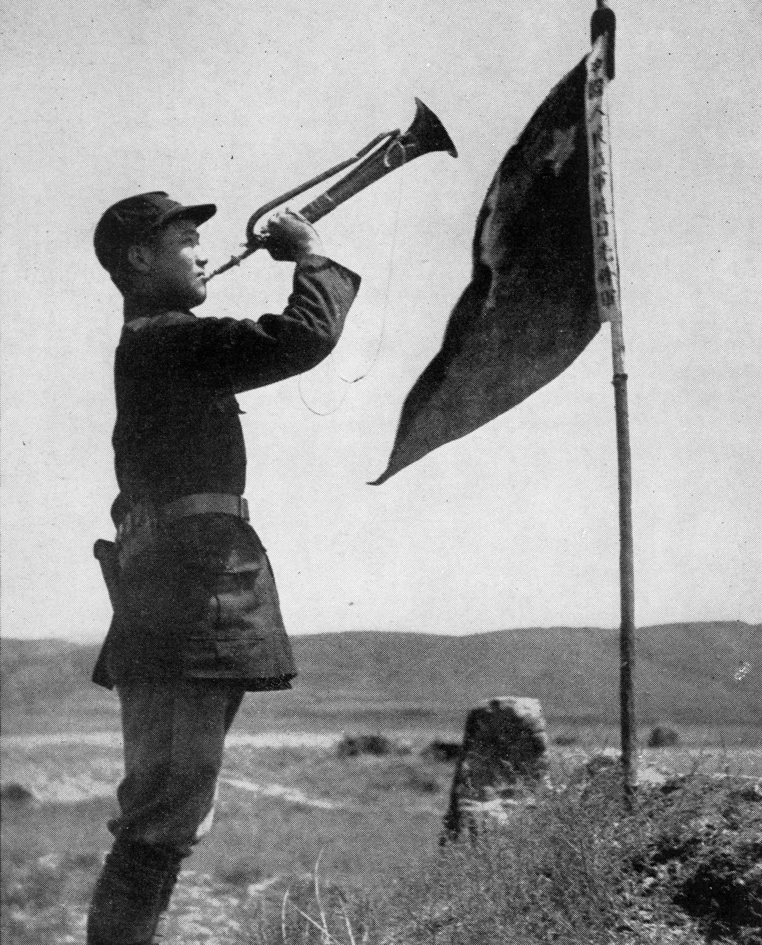 斯諾在預(yù)旺堡拍攝的紅軍司號員，他身邊的旗子上寫著“中國人民紅軍抗日先鋒隊”。