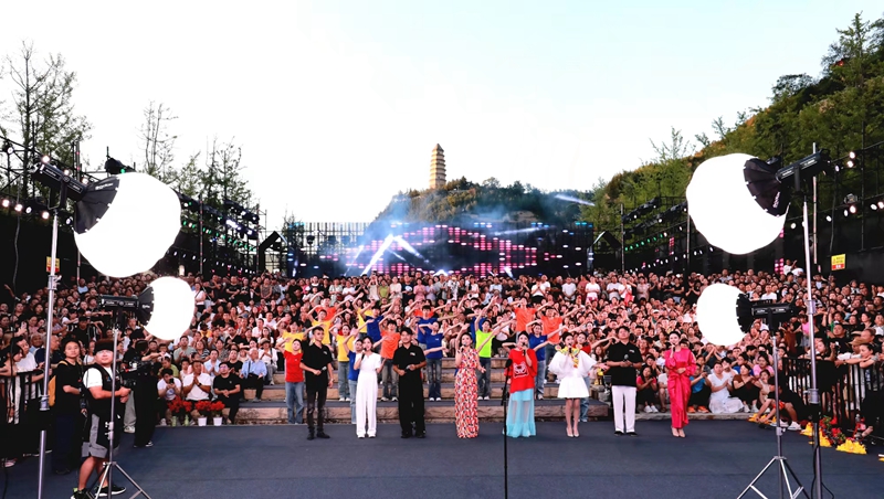 “寶塔山下唱民歌”活動(dòng)現(xiàn)場(chǎng)盛況。加向前攝