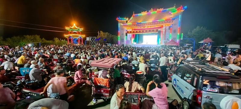 “戲曲進(jìn)鄉(xiāng)村”在吉安城村演出。姚二曼攝