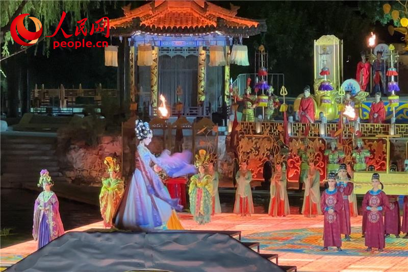 《長(zhǎng)恨歌》演出現(xiàn)場(chǎng)。人民網(wǎng)記者 李志強(qiáng)攝