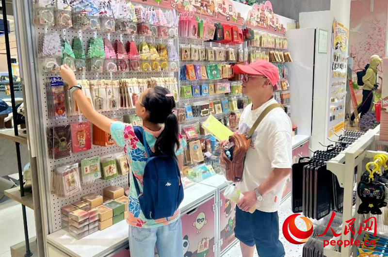 游客在文創(chuàng)店挑選商品。人民網(wǎng)記者 鄒星攝