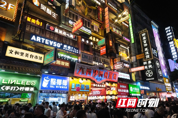 “五一”假期五一商圈客流激增，網(wǎng)紅長沙再現(xiàn)頂流效應(yīng)。.jpg