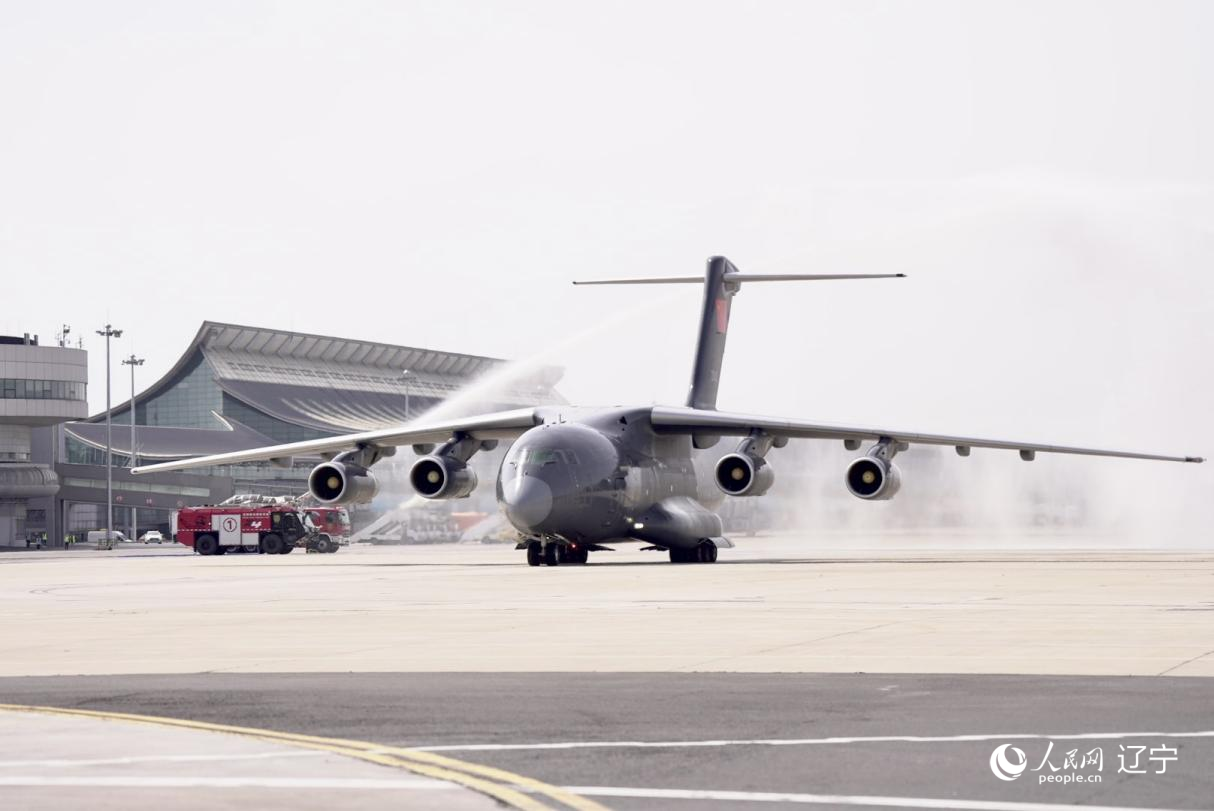 沈陽(yáng)桃仙國(guó)際機(jī)場(chǎng)以“過(guò)水門”最高禮遇迎接英烈回家。人民網(wǎng)記者 邱宇哲攝