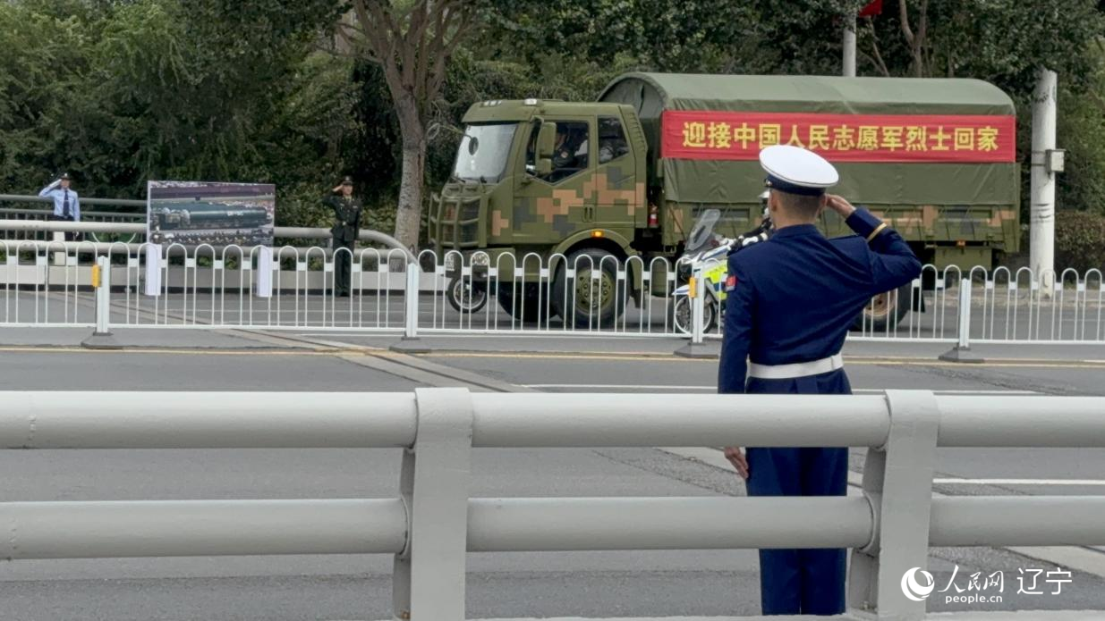 沈陽(yáng)市渾河橋東側(cè)，擺放著東風(fēng)—5C導(dǎo)彈的受閱照片。人民網(wǎng)記者 湯龍攝