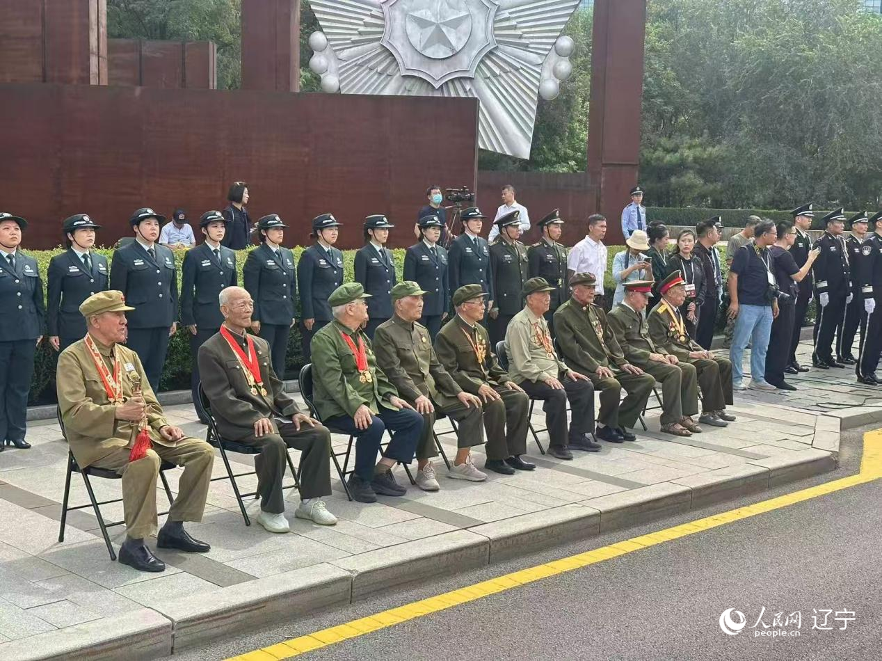 沈陽(yáng)抗美援朝烈士陵園門前，志愿軍老戰(zhàn)士等候戰(zhàn)友的歸隊(duì)。人民網(wǎng)記者 周頌雪攝
