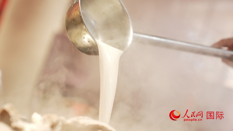 熬制中的徐州羊湯。人民網(wǎng)記者 蘇纓翔攝