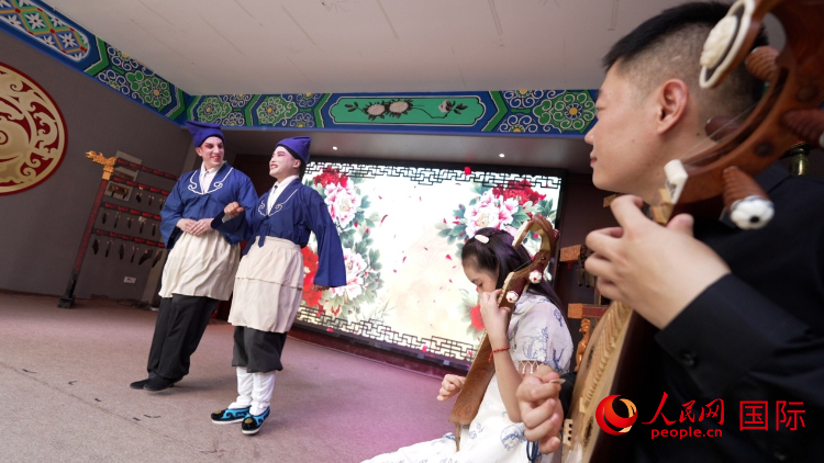 人民網(wǎng)外籍專家湖長(zhǎng)明體驗(yàn)柳琴戲。人民網(wǎng)記者 蘇纓翔攝