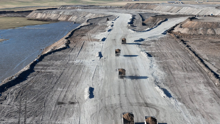 徐工無(wú)人電動(dòng)礦卡行駛在內(nèi)蒙古華能伊敏露天礦區(qū)。受訪對(duì)象供圖