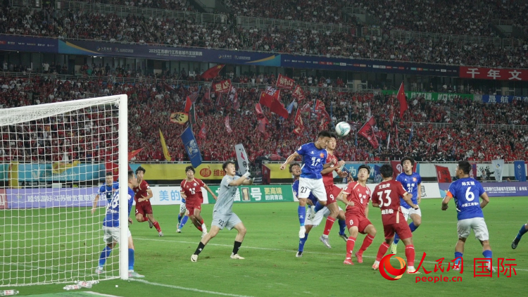 “蘇超”比賽現(xiàn)場(chǎng)。人民網(wǎng)記者 余樂(lè)攝