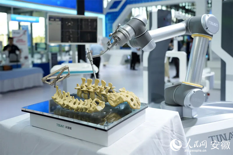 2024世界制造業(yè)大會上展出的骨科手術(shù)機器人。人民網(wǎng)記者 王銳攝