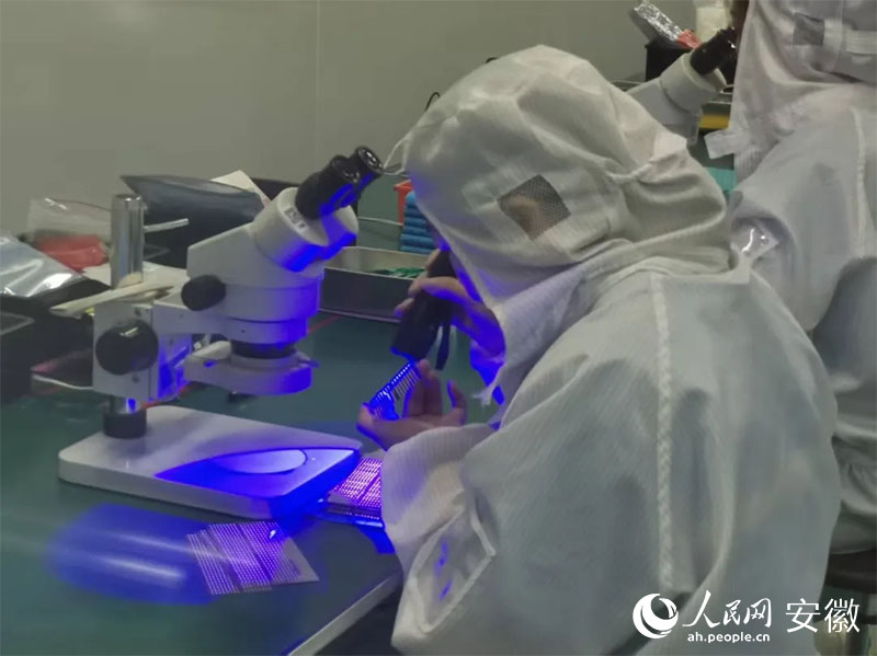 金張科技帶動下，超100家功能膜新材料企業(yè)在太湖縣集聚。人民網(wǎng)記者 胡雨松攝