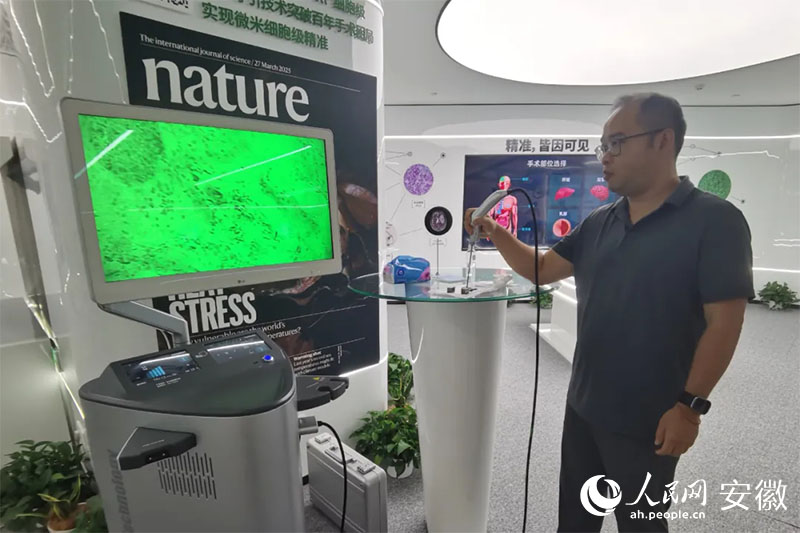 陳廷嘉演示“安刀”使用方法。人民網(wǎng)記者 胡雨松攝