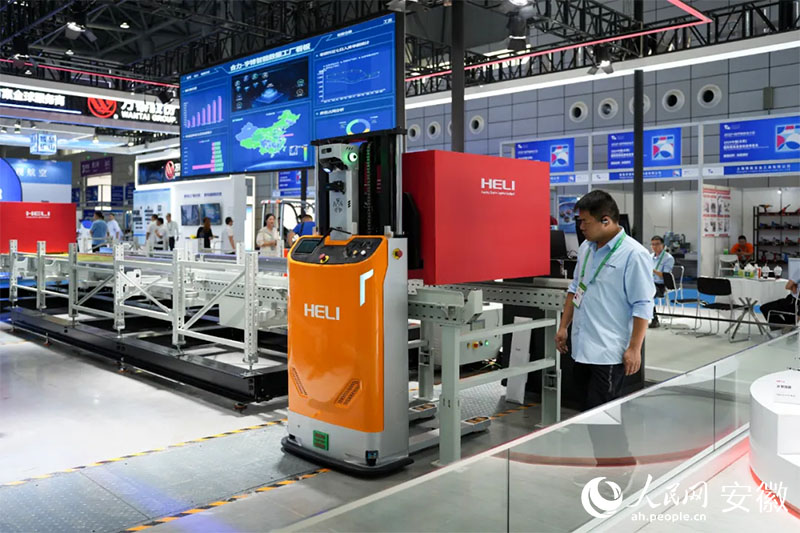 2024世界制造業(yè)大會上，合力將智能數(shù)據(jù)工廠系統(tǒng)帶進展會。人民網(wǎng)記者 王銳攝