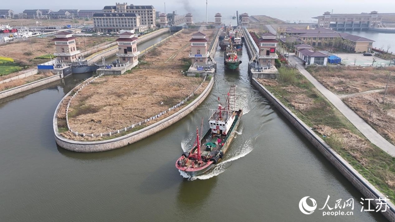 接鮮船駛過南通啟東呂四漁港船閘。人民網(wǎng)記者 余樂攝