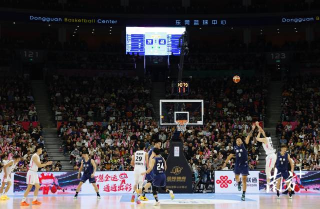 11月12日，十五運(yùn)會(huì)男籃成年組決賽，現(xiàn)場(chǎng)有序而熱烈。張由瓊 攝